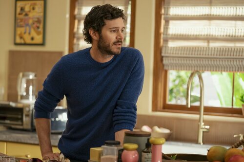 Adam Brody en el 3x05 de 'Nobody Wants This'