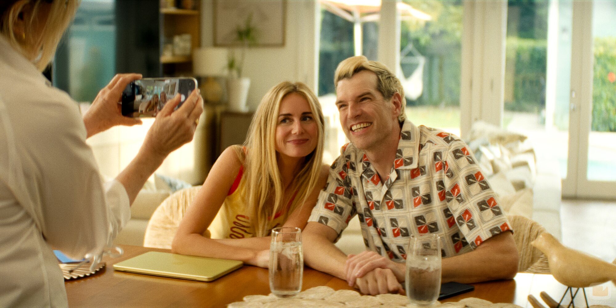 Timothy Simons y Justine Lupe en 'Ola de calor' de 'Nobody Wants This'