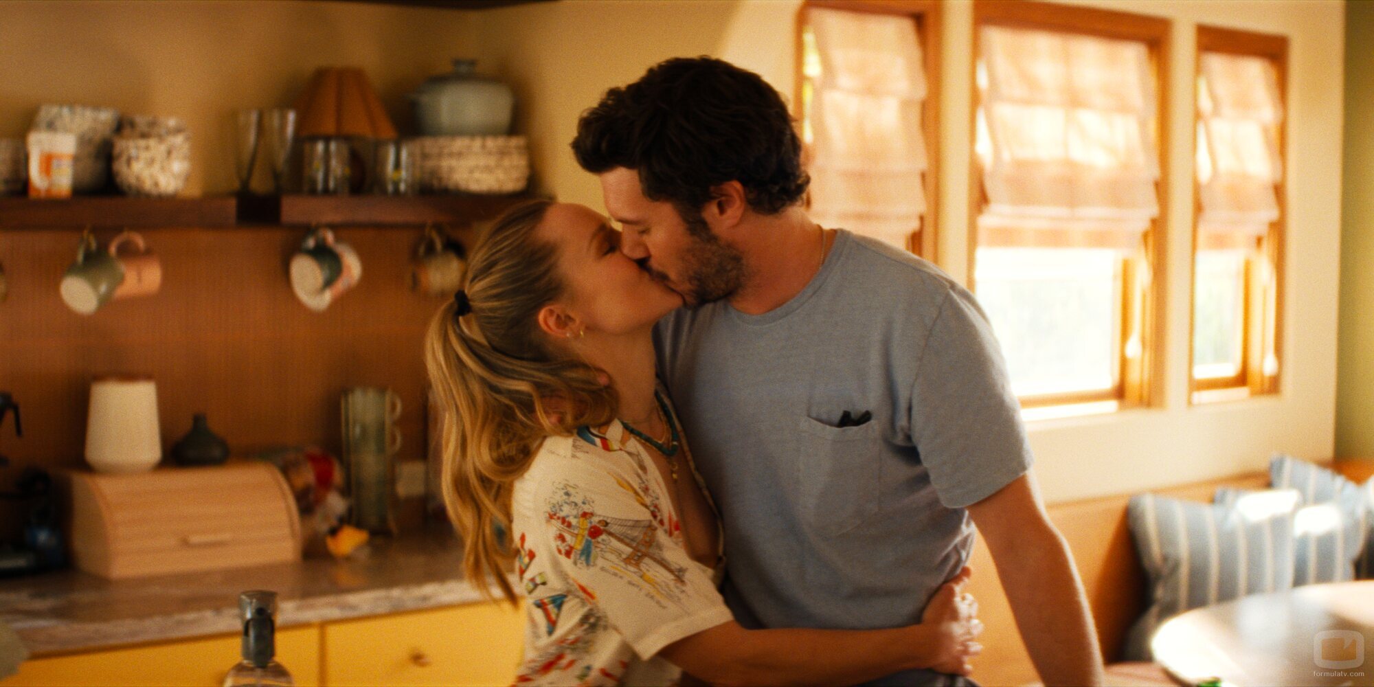 Adam Brody y Kristen Bell en 'Ola de calor' de 'Nobody Wants This'
