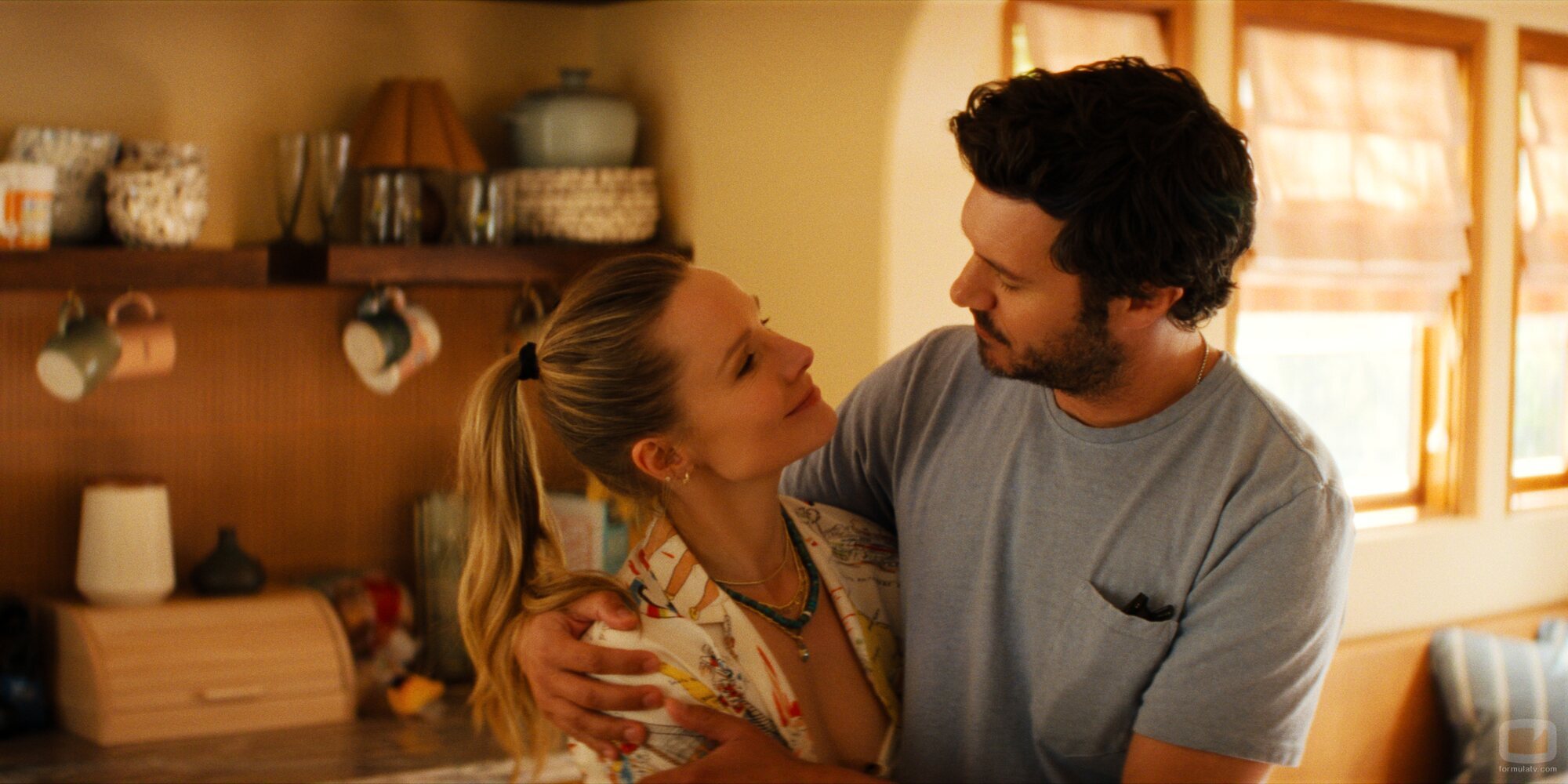 Kristen Bell y Adam Brody en 3x06 titulado 'Ola de calor' de 'Nadie quiere esto'