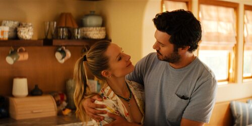 Kristen Bell y Adam Brody en 3x06 titulado 'Ola de calor' de 'Nadie quiere esto'