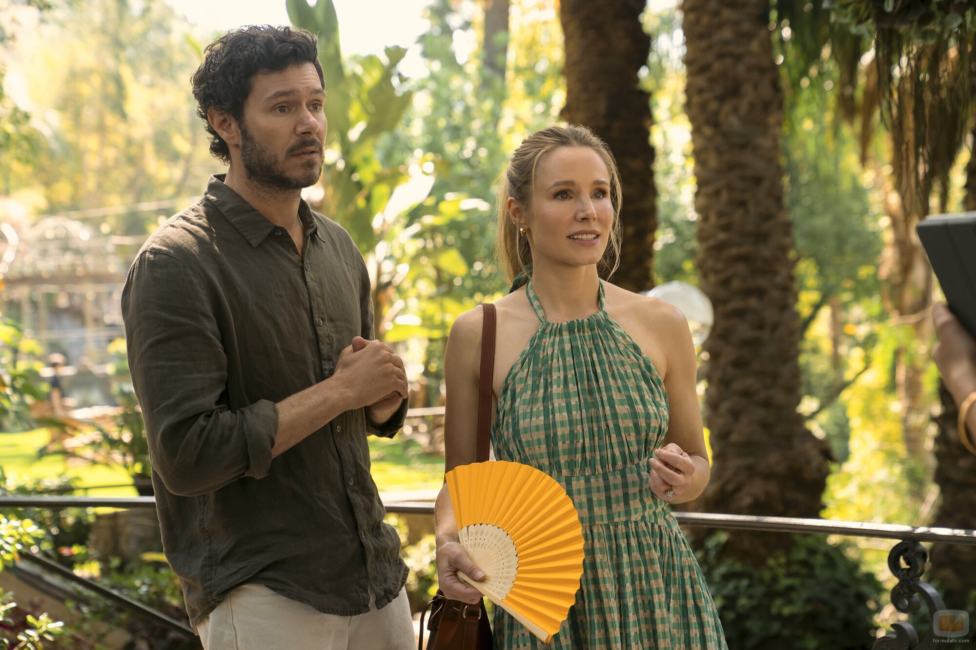 Vistazo a Kristen Bell y Adam Brody en 3x06 titulado 'Ola de calor' de 'Nadie quiere esto'