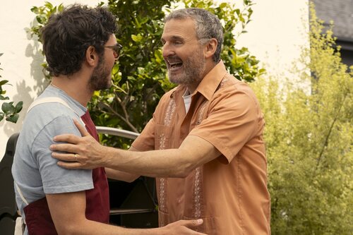 Adam Brody en el 3x06 de 'Nobody Wants This'