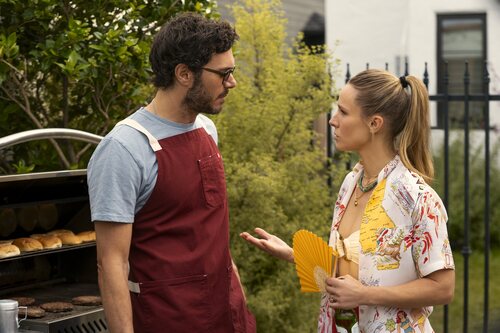 Adam Brody y Kristen Bell en 'Ola de calor' de 'Nadie quiere esto'