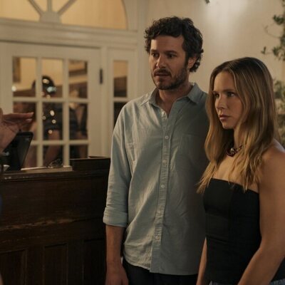 Adam Brody y Kristen Bell en el 3x06 de 'Nobody Wants This'