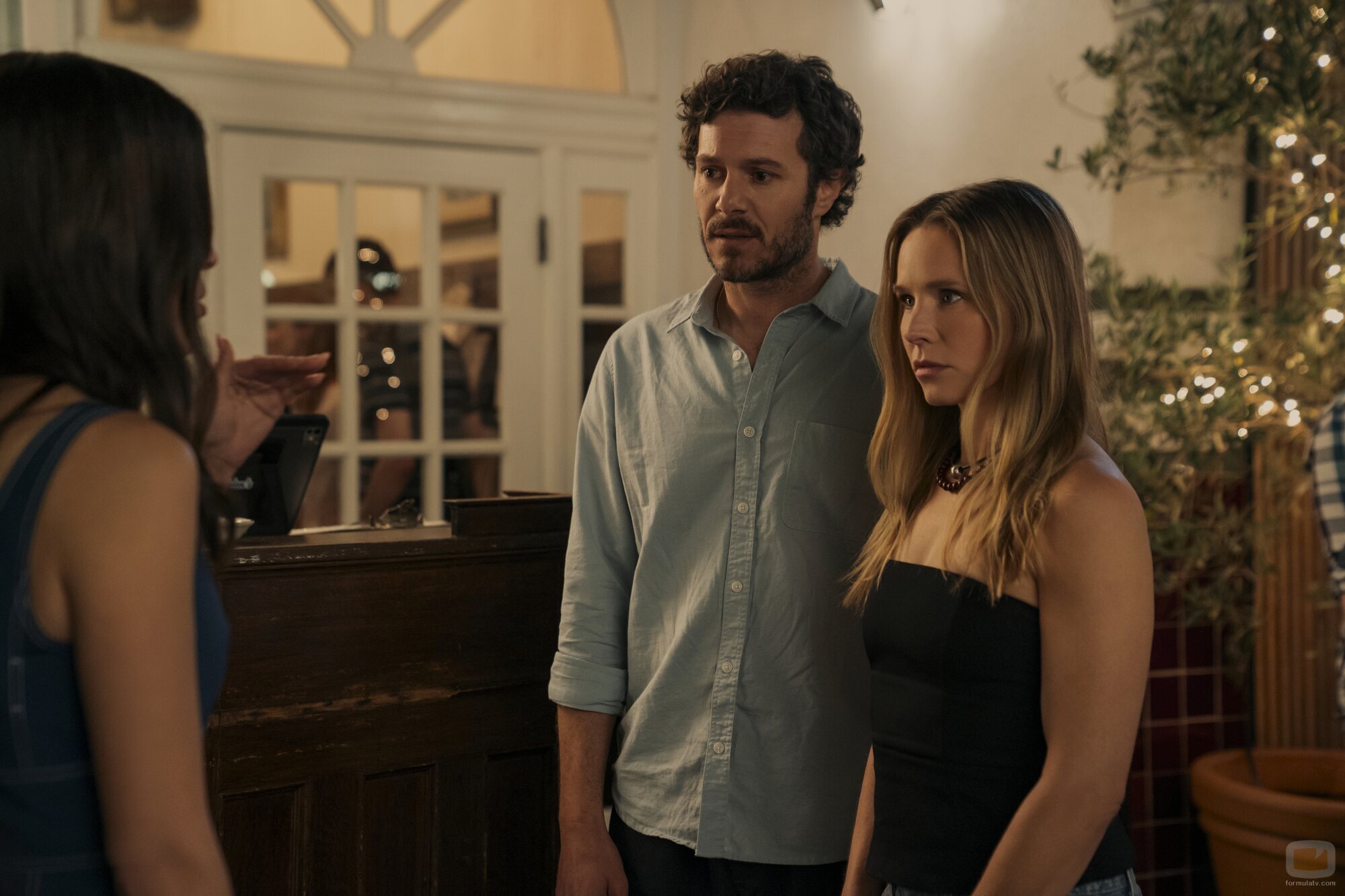 Adam Brody y Kristen Bell en el 3x06 de 'Nobody Wants This'