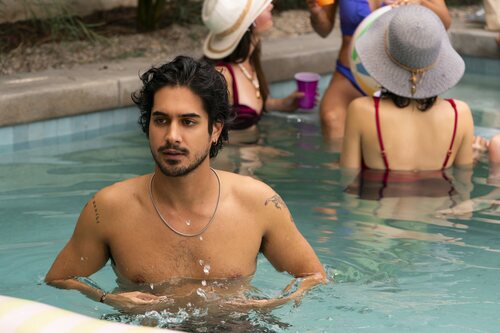 Avan Jogia en 'Ola de calor' de 'Nobody Wants This'