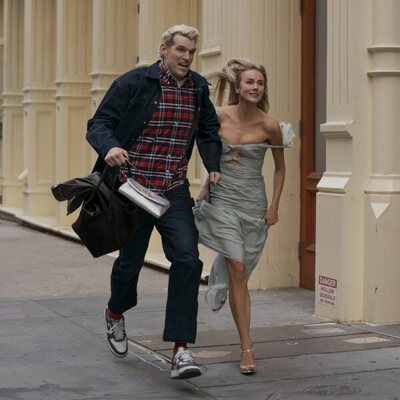 Timothy Simons y Justine Lupe en 3x07 'Mira lo que pasa' de 'Nadie quiere esto'