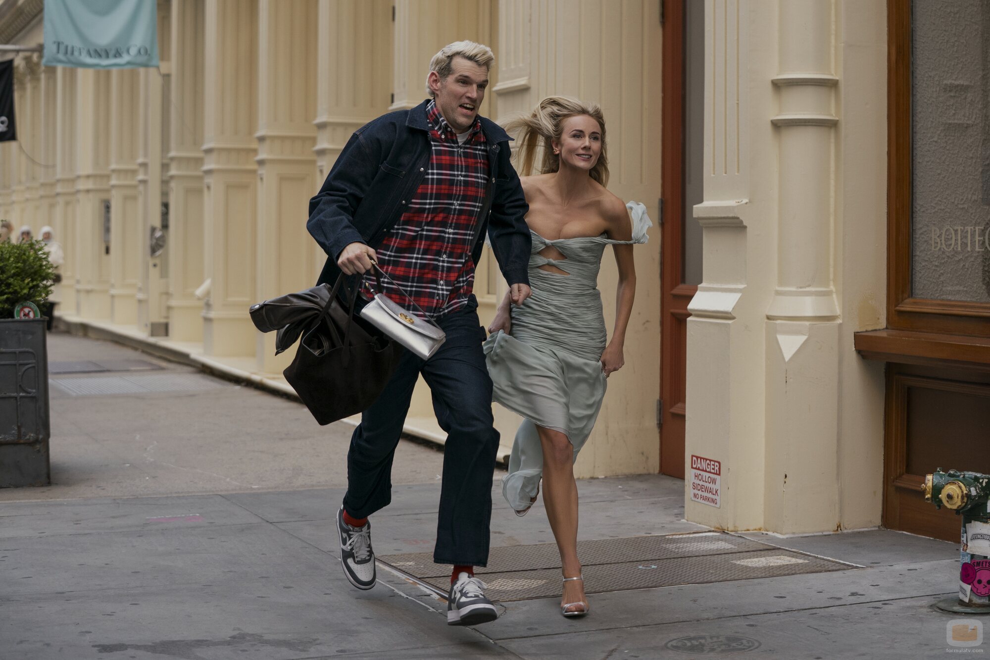 Timothy Simons y Justine Lupe en 3x07 'Mira lo que pasa' de 'Nadie quiere esto'