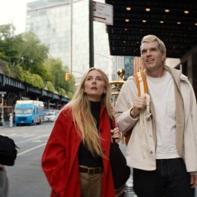 Justine Lupe y Timothy Simons en 'Mira lo que pasa' de 'Nadie quiere esto'