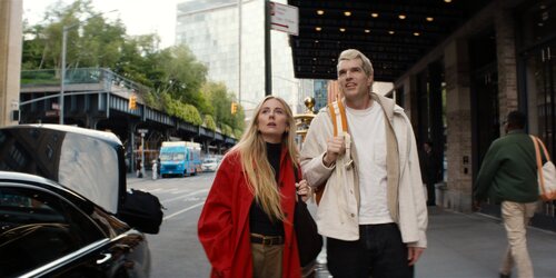 Justine Lupe y Timothy Simons en 'Mira lo que pasa' de 'Nadie quiere esto'