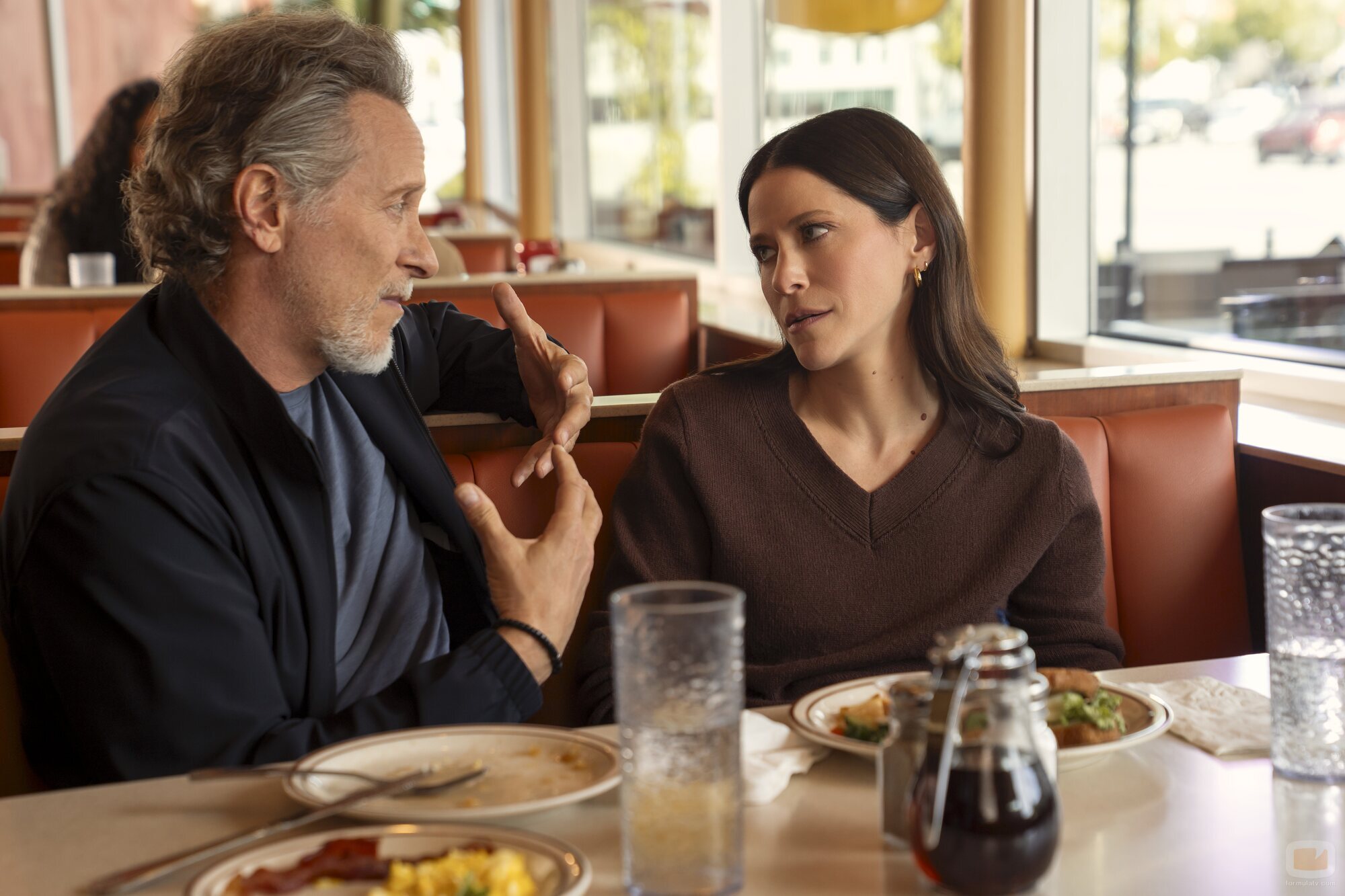 Steven Weber y Jackie Tohn en 3x08 'Una entre un millón' de 'Nadie quiere esto'