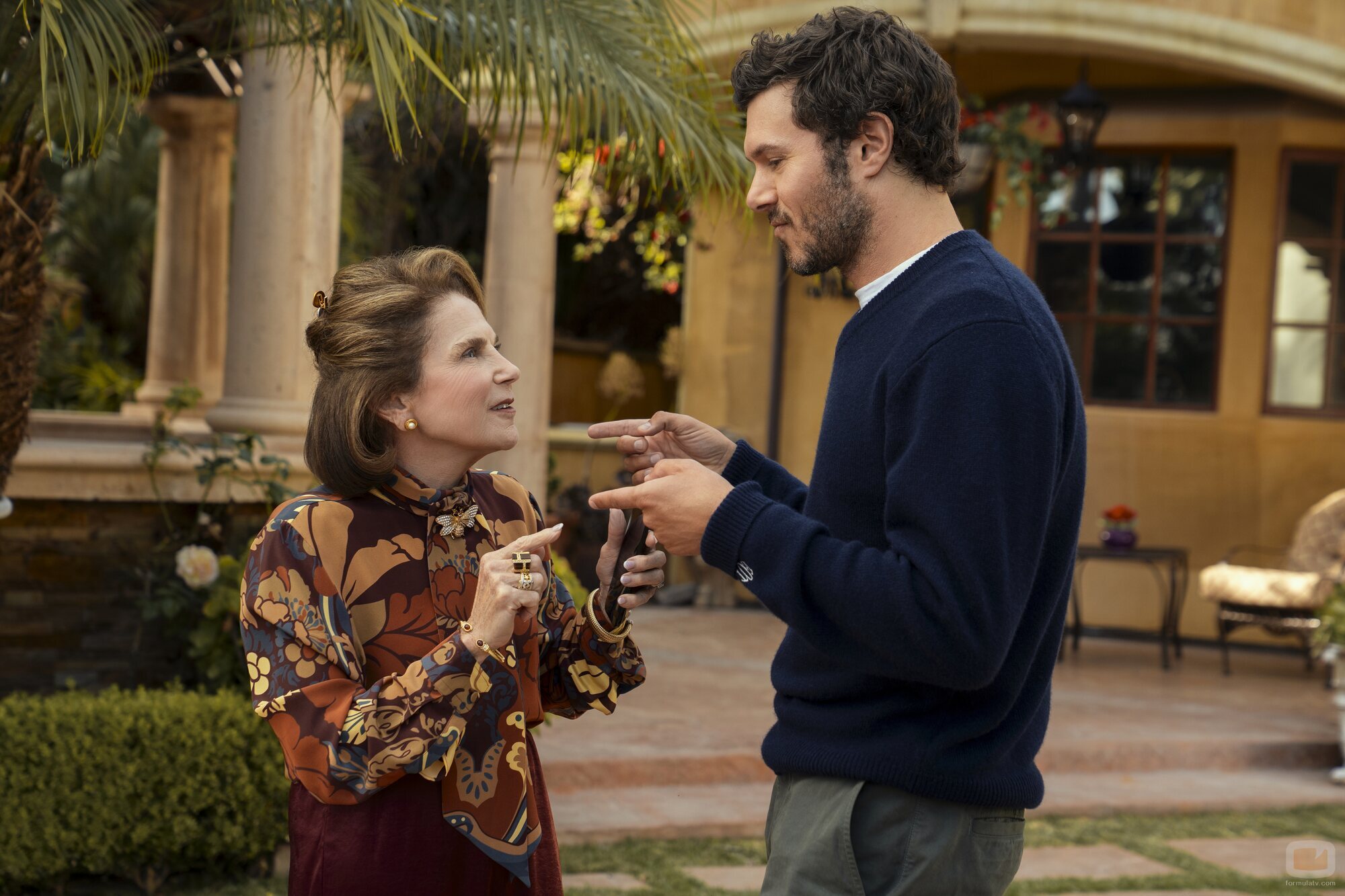 Adam Brody y Tovah Feldshuh en 3x08 'Una entre un millón' de 'Nadie quiere esto'