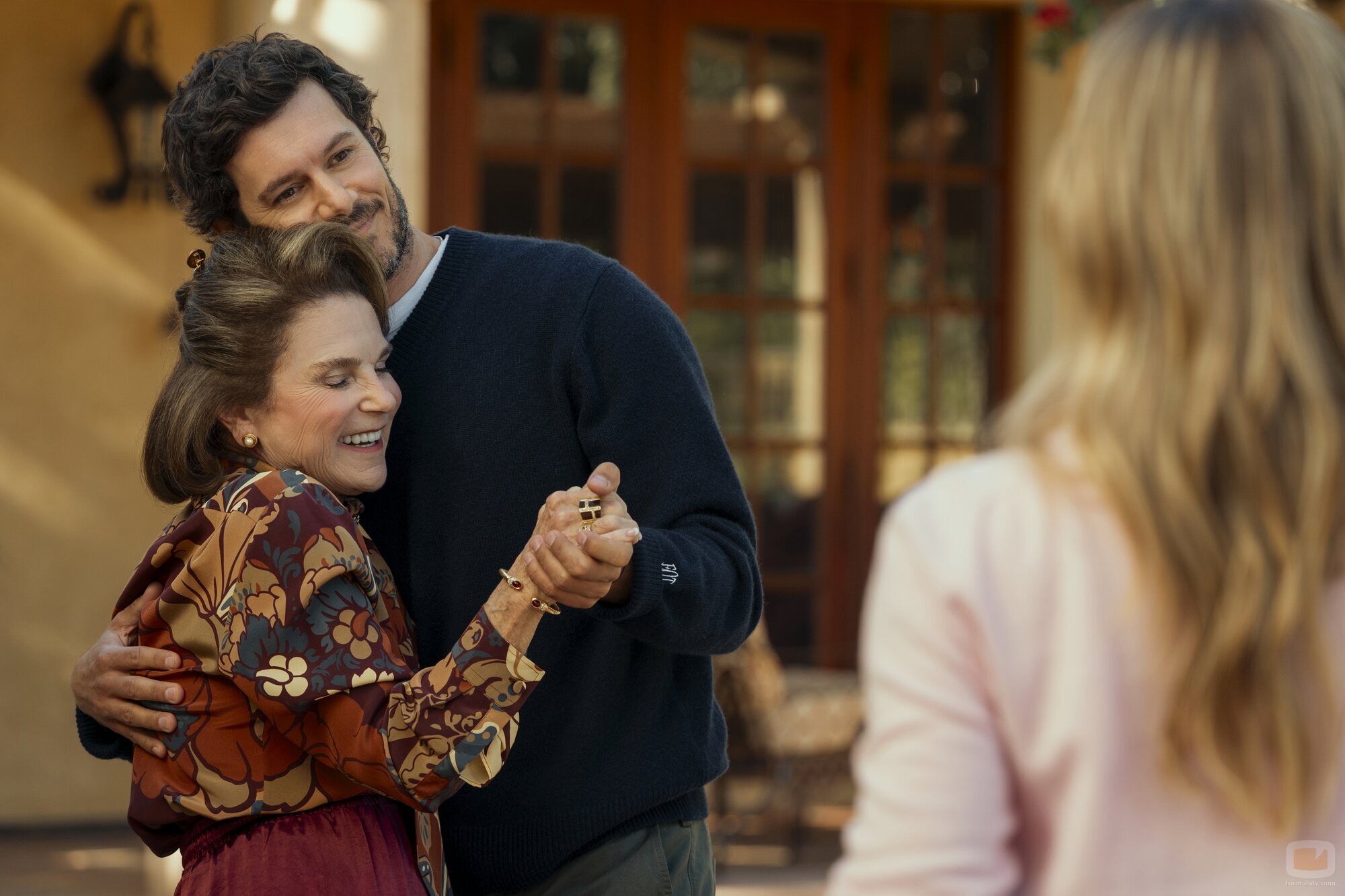 Tovah Feldshuh y Adam Brody en 'Una entre un millón' de 'Nadie quiere esto'