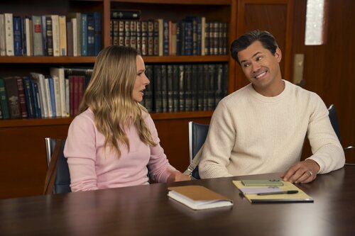 Kristen Bell y Andrew Rannells en Capítulo 8 titulado 'Una entre un millón' de 'Nadie quiere esto'