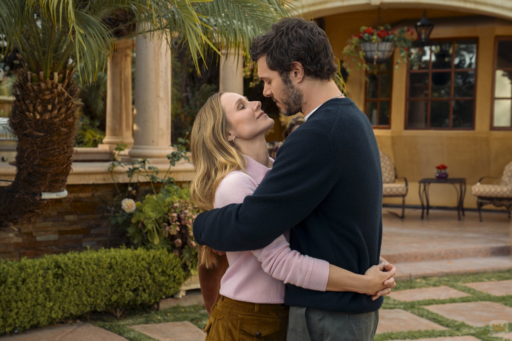 Adam Brody y Kristen Bell en 3x08 titulado 'Una entre un millón' de 'Nadie quiere esto'