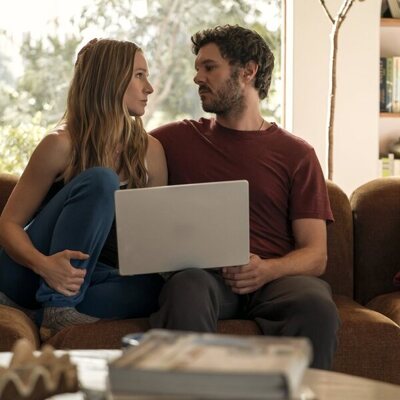 Kristen Bell y Adam Brody en 'Una entre un millón' de 'Nadie quiere esto'