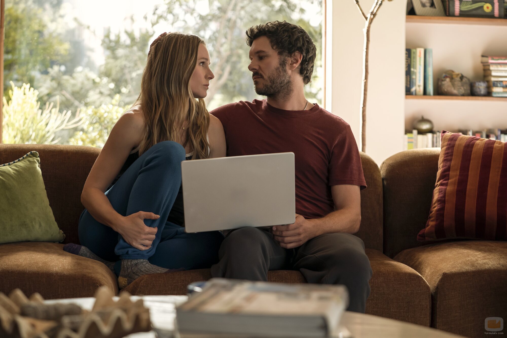Kristen Bell y Adam Brody en 'Una entre un millón' de 'Nadie quiere esto'