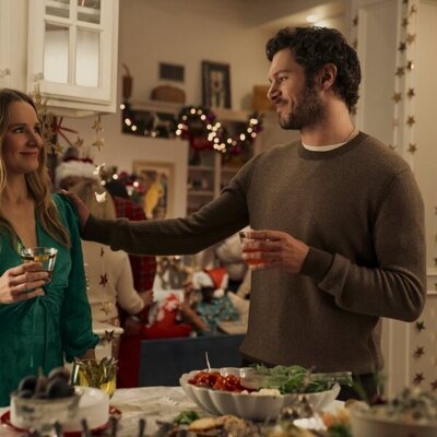 Adam Brody y Kristen Bell en 'Las últimas Navidades' de 'Nobody Wants This'
