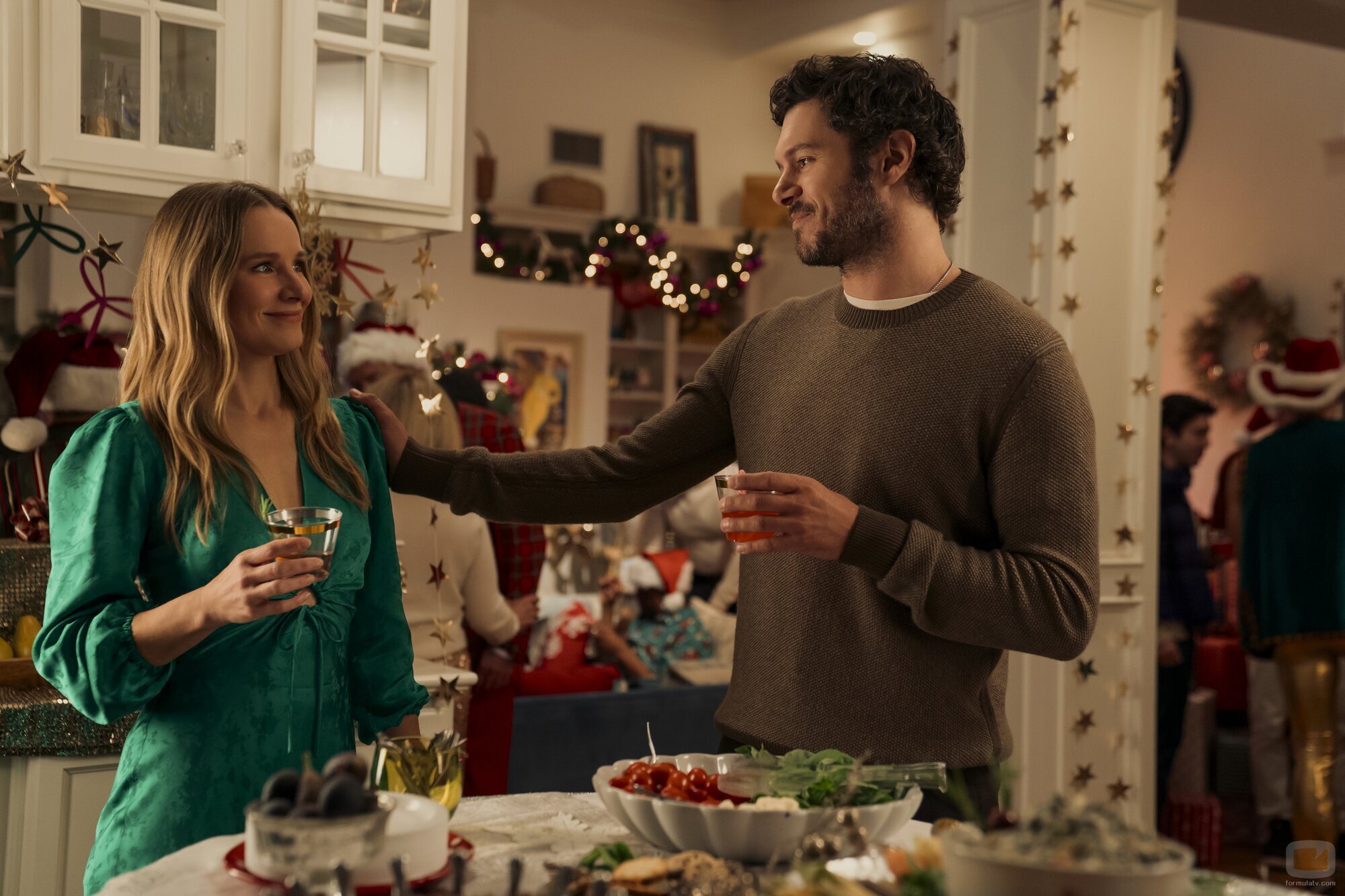 Adam Brody y Kristen Bell en 'Las últimas Navidades' de 'Nobody Wants This'