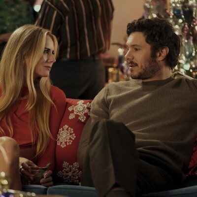 Justine Lupe y Adam Brody en el 3x09 de 'Nadie quiere esto'