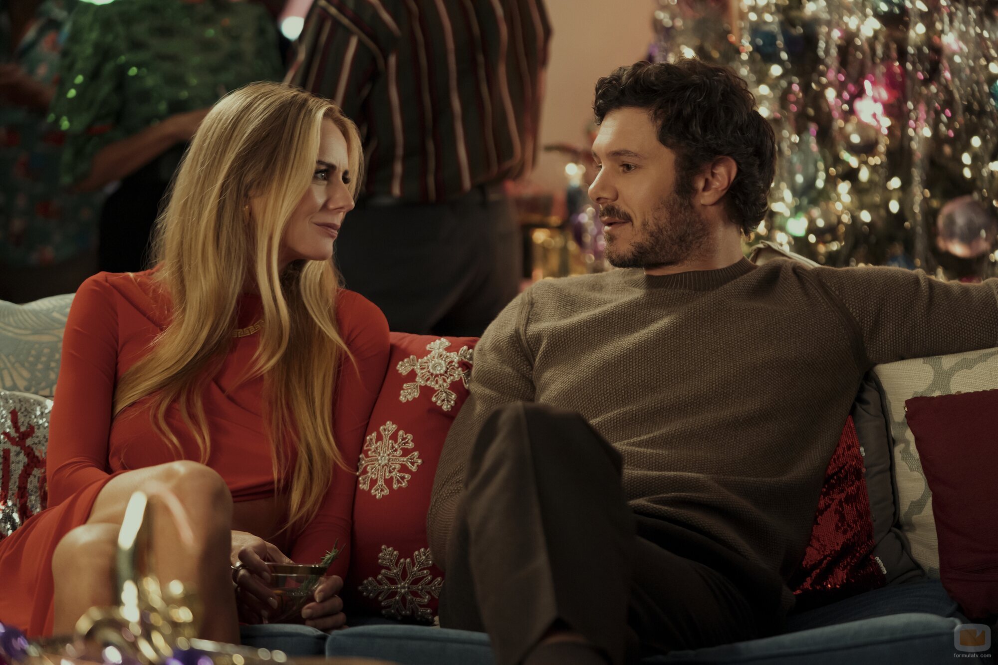 Justine Lupe y Adam Brody en el 3x09 de 'Nadie quiere esto'