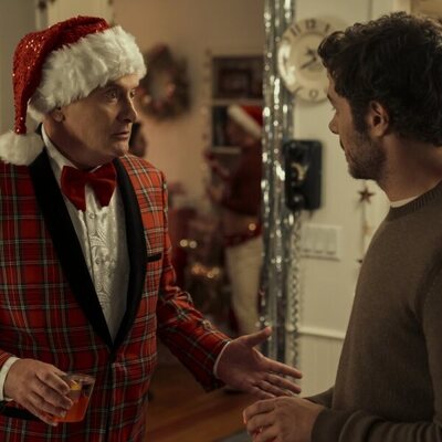 Michael Hitchcock y Adam Brody en 'Las últimas Navidades' de 'Nobody Wants This'