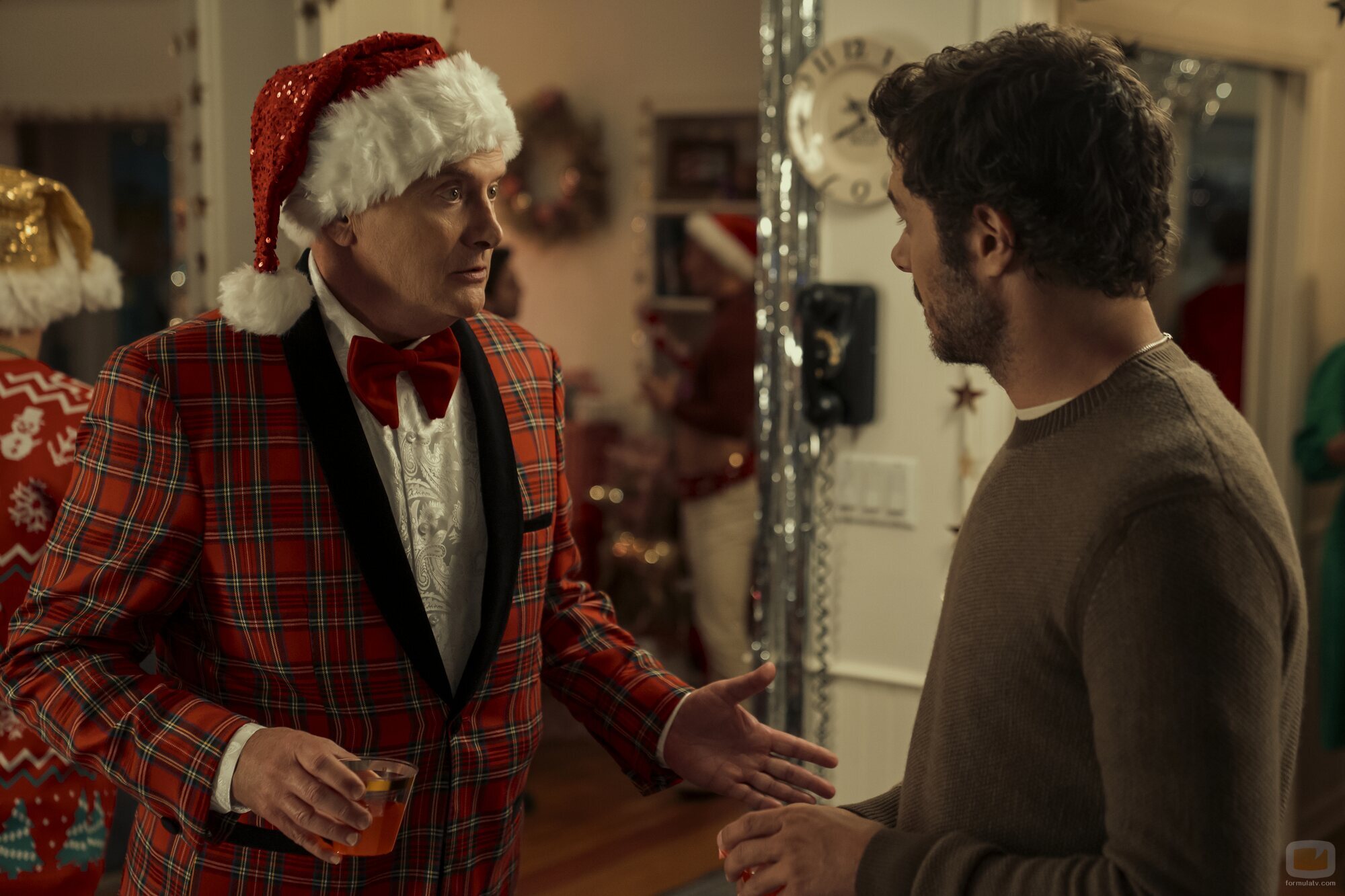 Michael Hitchcock y Adam Brody en 'Las últimas Navidades' de 'Nobody Wants This'