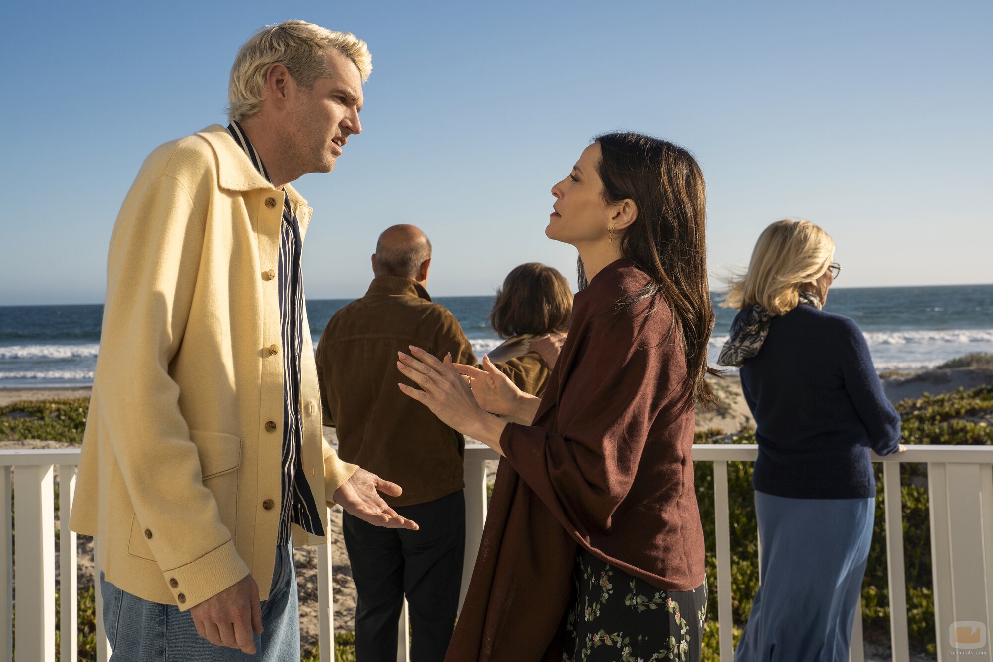 Timothy Simons y Jackie Tohn en el 3x10 de 'Nadie quiere esto'