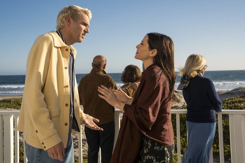 Timothy Simons y Jackie Tohn en el 3x10 de 'Nadie quiere esto'