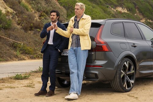 Adam Brody y Timothy Simons en Capítulo 10 titulado 'La zambullida' de 'Nadie quiere esto'