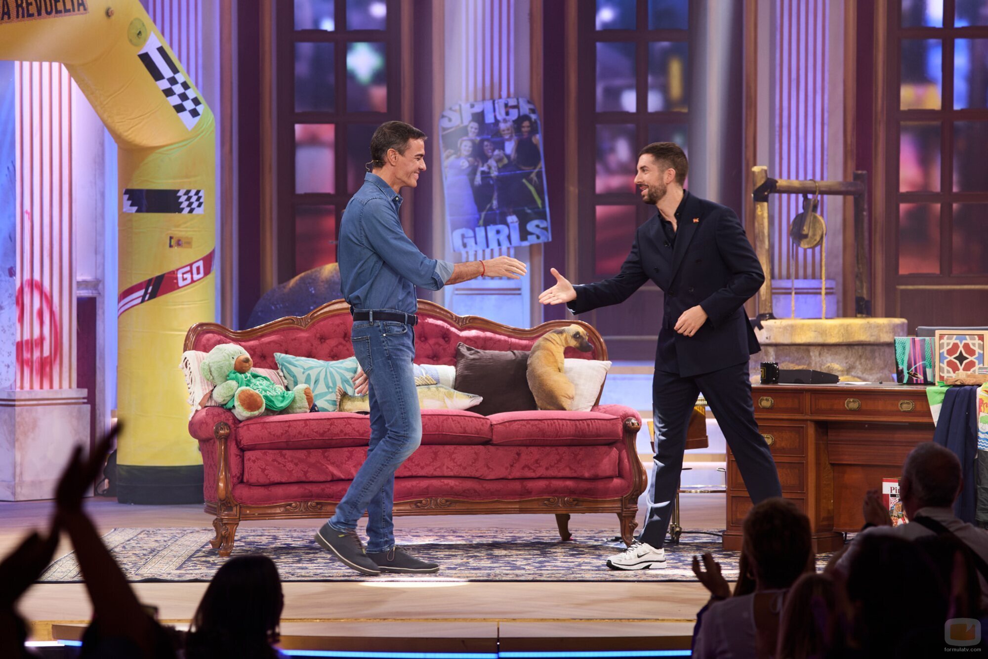 Pedro Sánchez saluda a David Broncano en 'La revuelta'