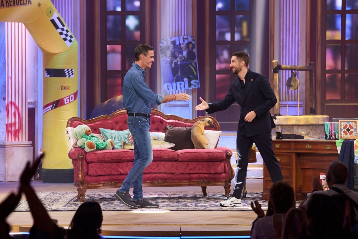 Pedro Sánchez saluda a David Broncano en 'La revuelta'