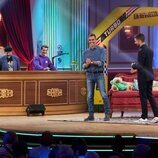 Pedro Sánchez y David Broncano en el escenario de 'La revuelta'