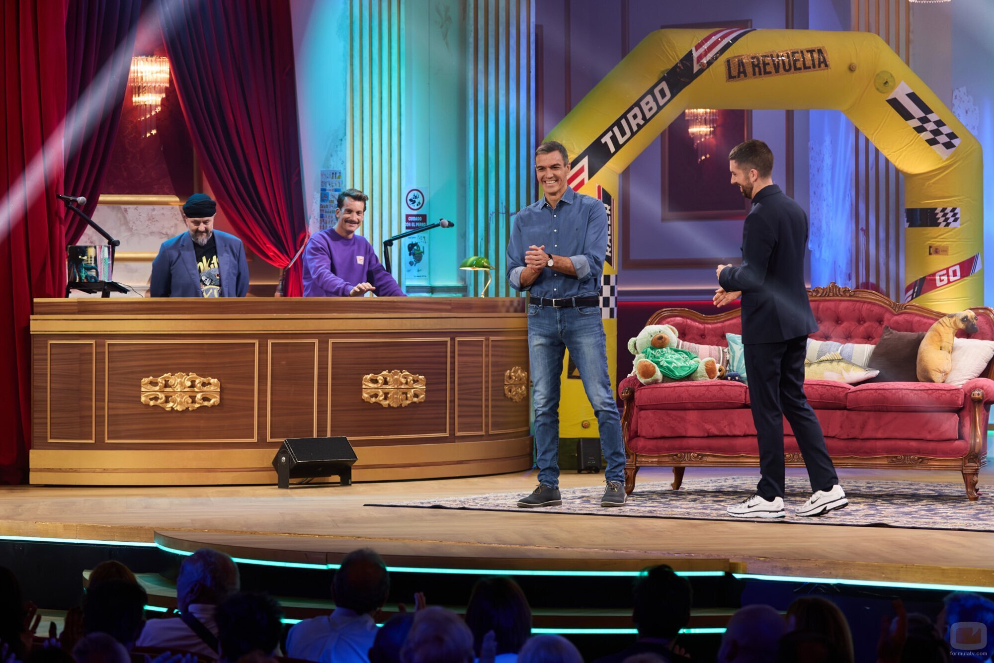 Pedro Sánchez y David Broncano en el escenario de 'La revuelta'