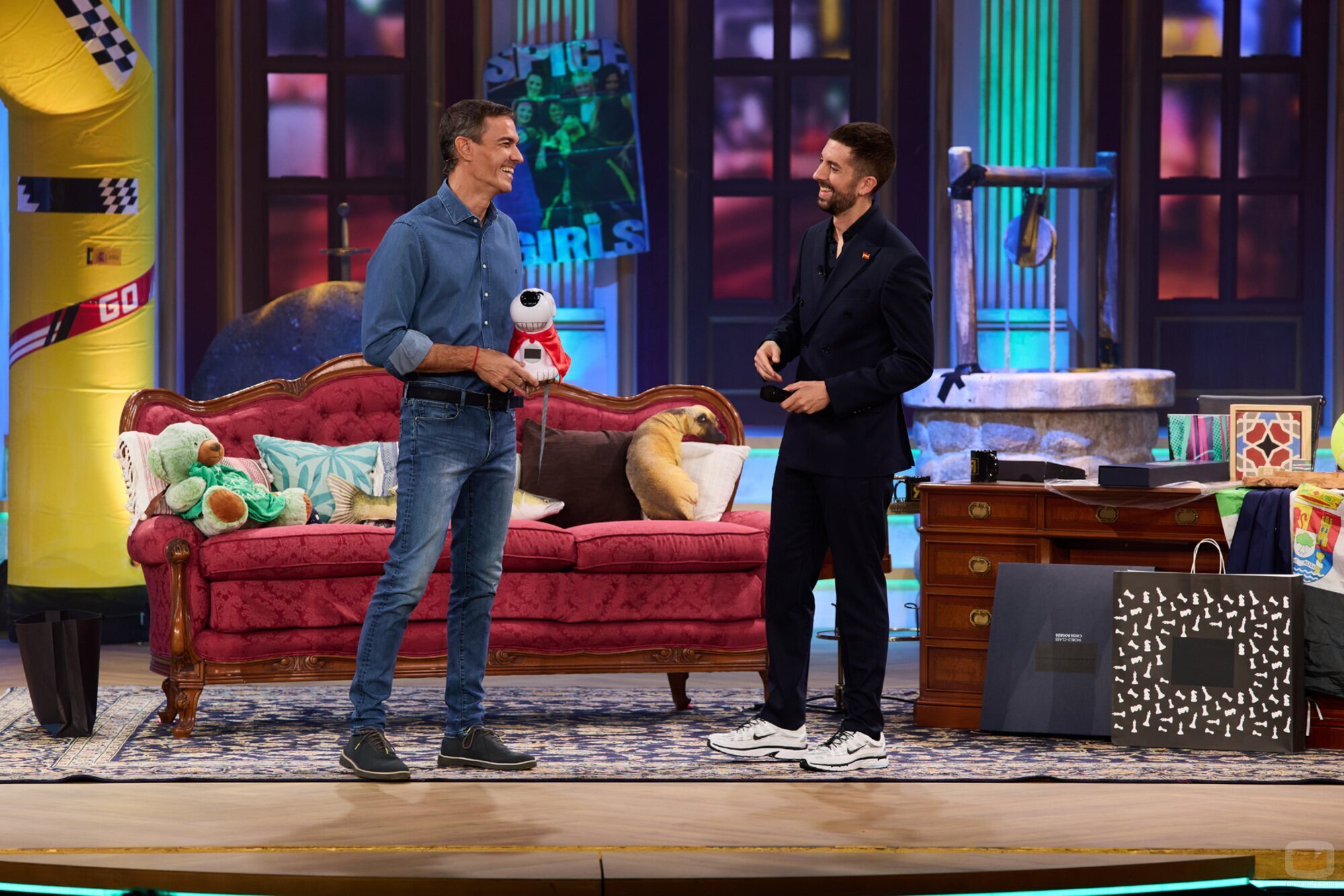 Pedro Sánchez, con un muñeco junto a David Broncano en 'La revuelta'