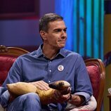 Pedro Sánchez, con un perro de peluche en 'La revuelta'