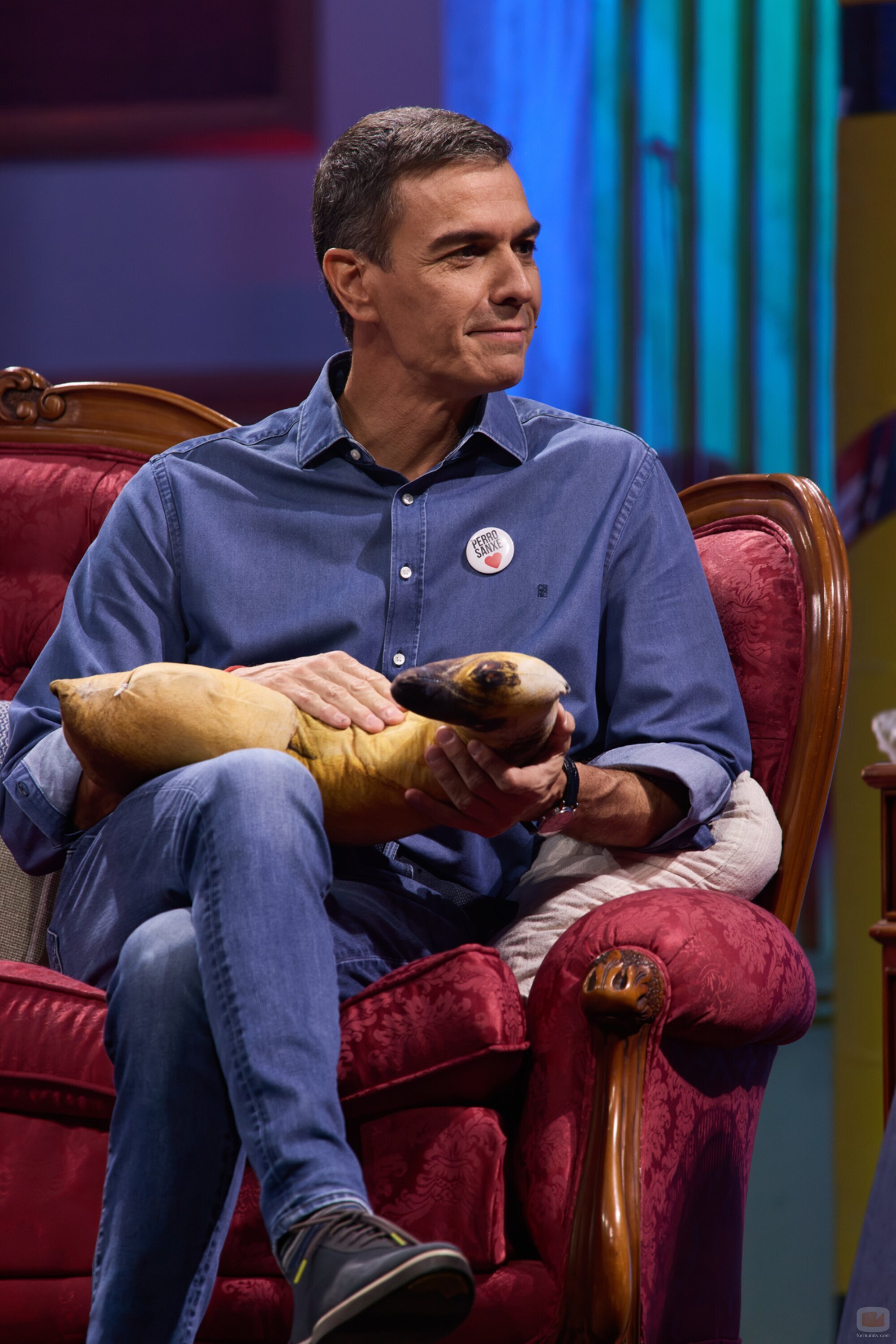 Pedro Sánchez, con un perro de peluche en 'La revuelta'