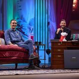 Pedro Sánchez y David Broncano se ríen durante la entrevista de 'La revuelta'