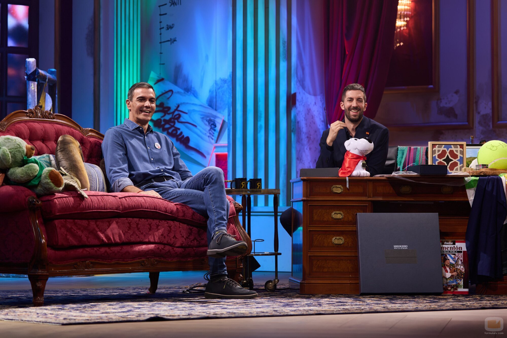 Pedro Sánchez y David Broncano se ríen durante la entrevista de 'La revuelta'