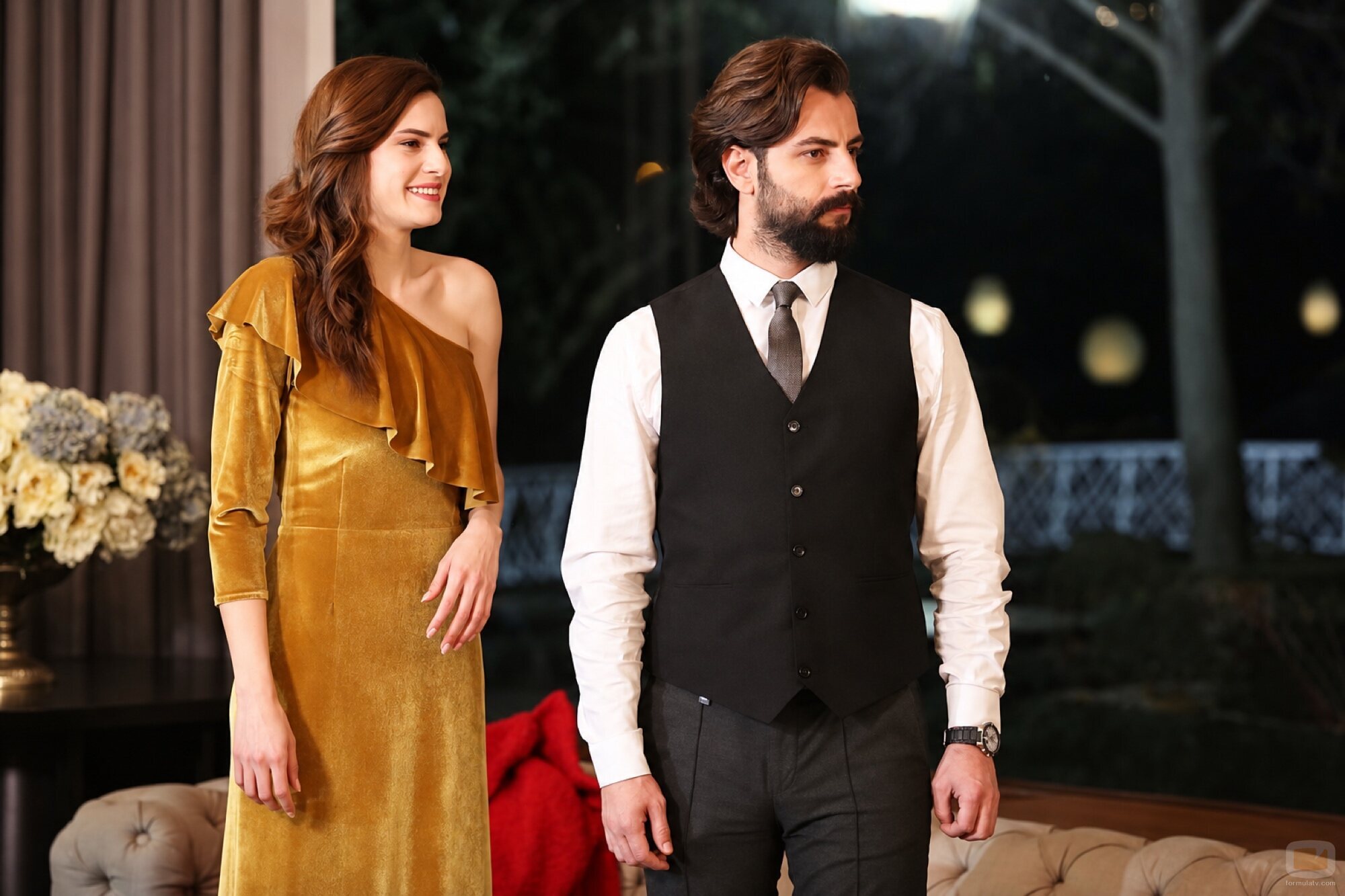 Cemre (Ceyda Olguner) y Emir (Gökberk Demirci) en 'El compromiso'