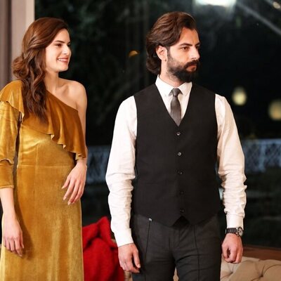 Cemre (Ceyda Olguner) y Emir (Gökberk Demirci) en 'El compromiso'