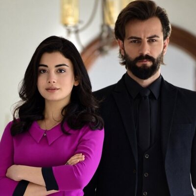 Reyhan (Özge Yağız) y Emir (Gökberk Demirci), protagonistas de 'El compromiso'