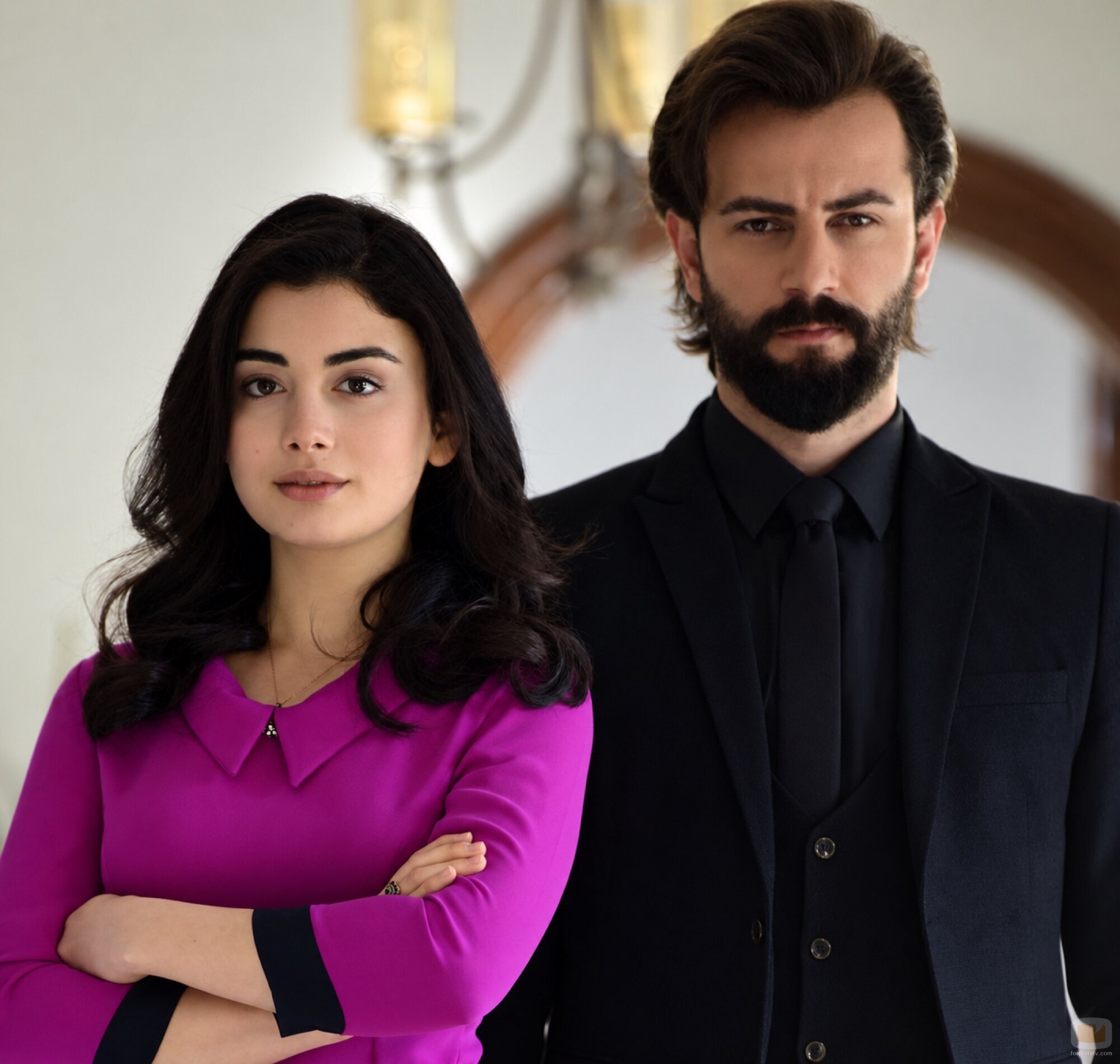Reyhan (Özge Yağız) y Emir (Gökberk Demirci), protagonistas de 'El compromiso'