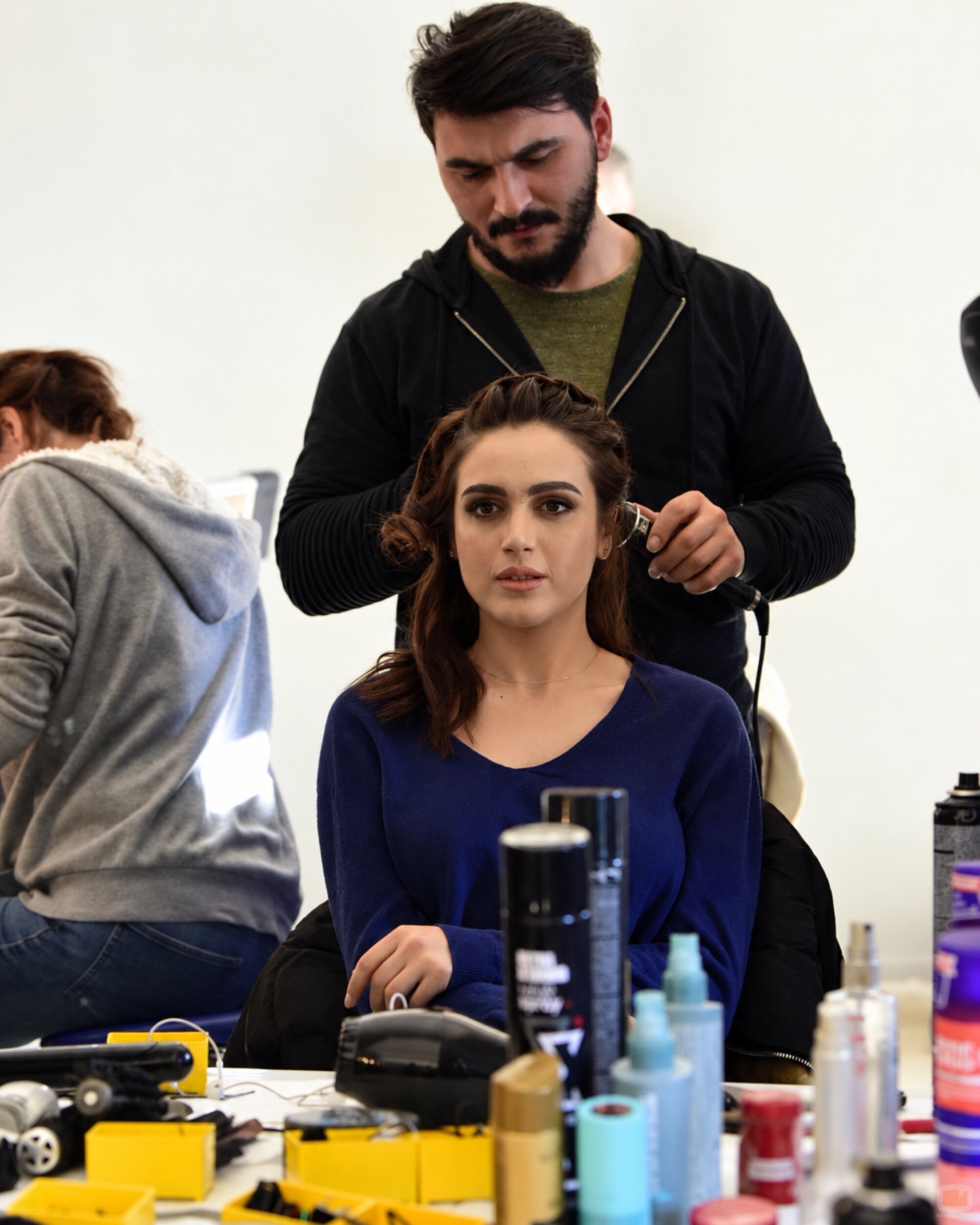 Yağmur Akdağ, en peluquería durante el rodaje de 'El compromiso'