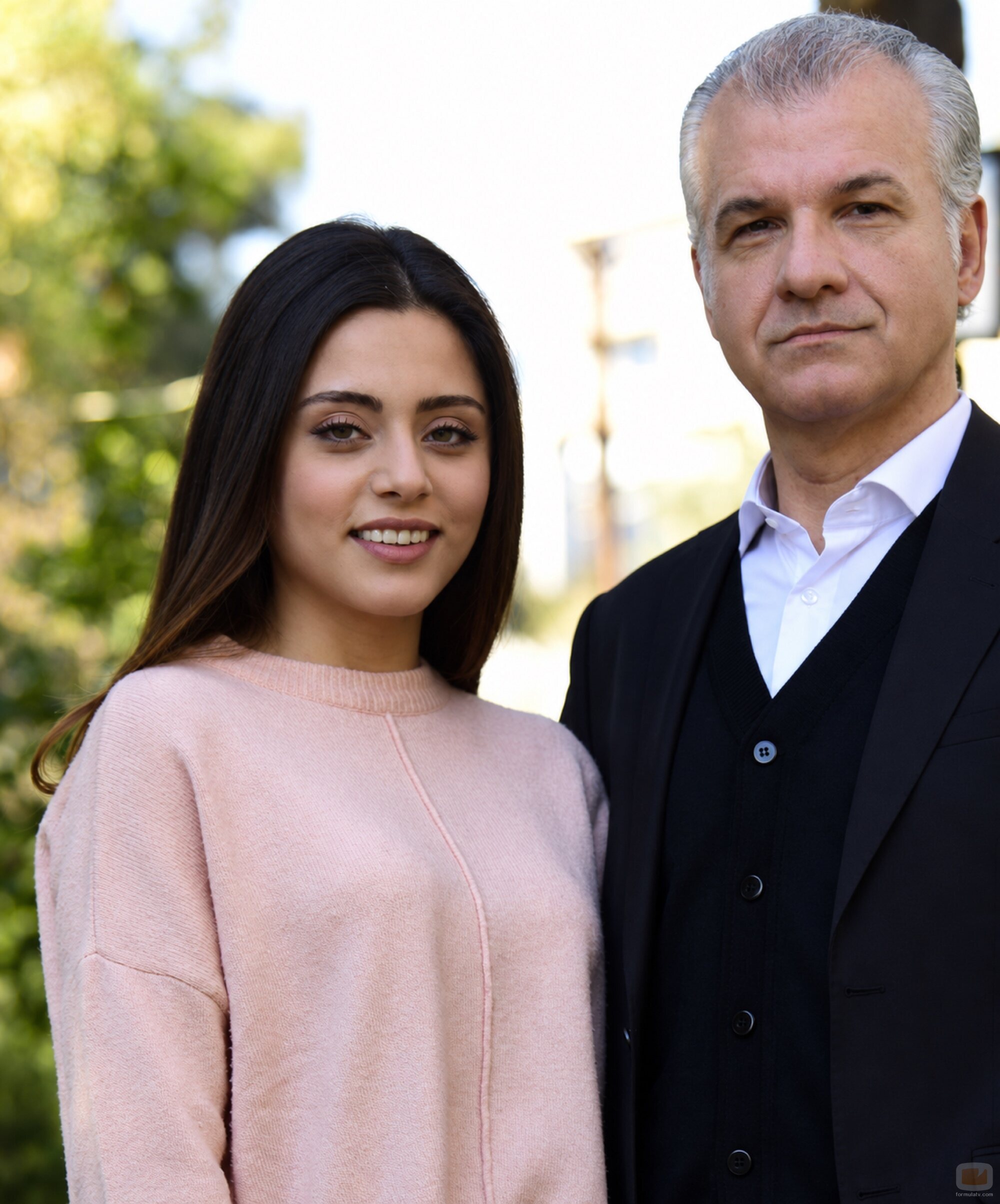Suna (Sıla Türkoğlu) y Hikmet (Berkant Müftüler) en 'El compromiso'