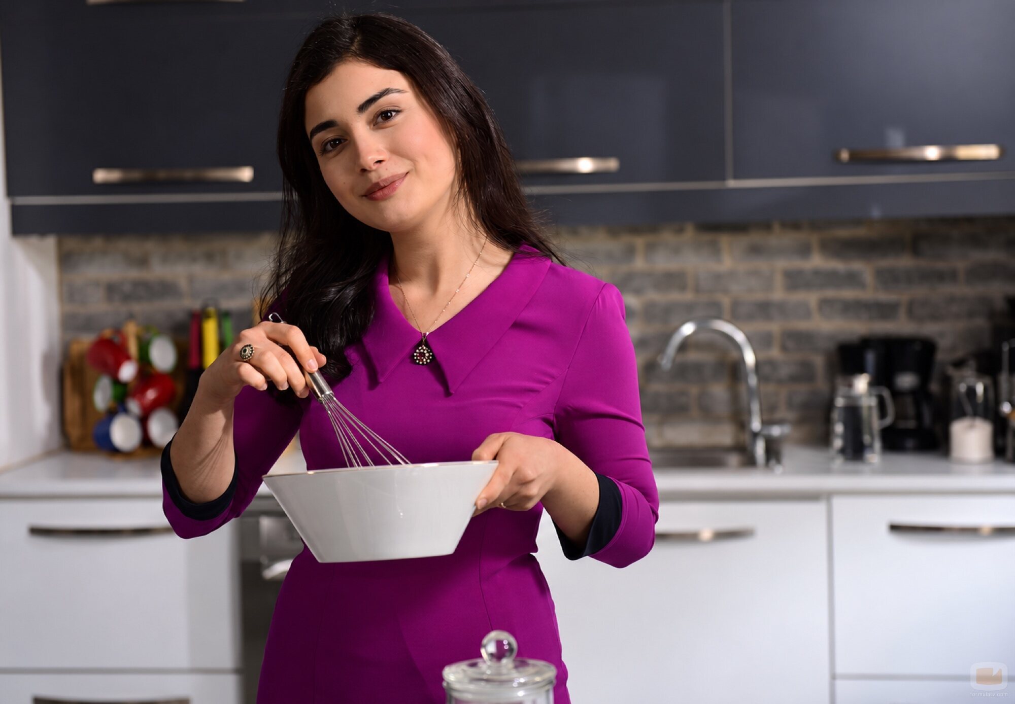 Reyhan (Özge Yağız), en la cocina en 'El compromiso'