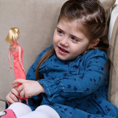 Masal (Cansın Mina Gür) juega con una muñeca en 'El compromiso'