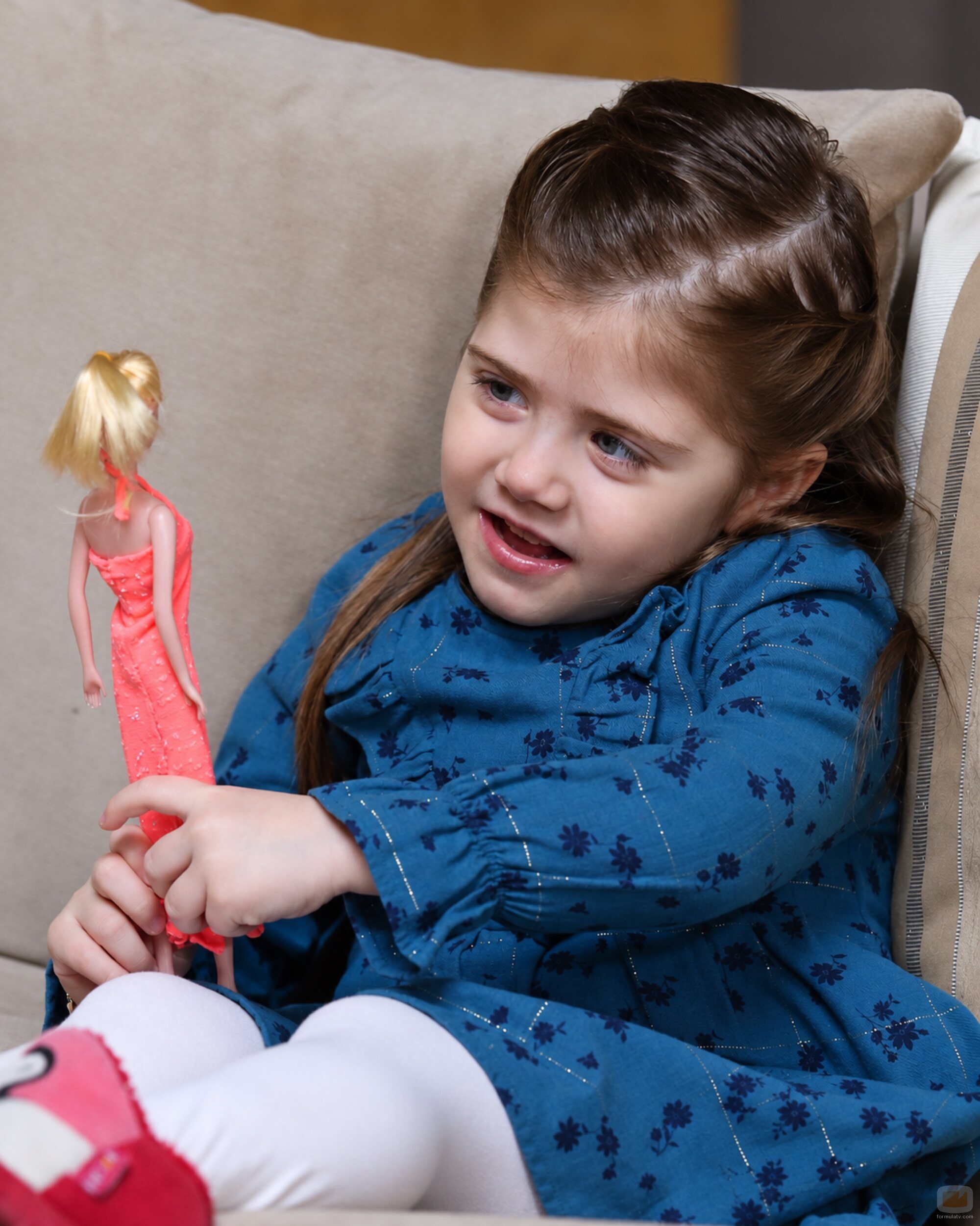 Masal (Cansın Mina Gür) juega con una muñeca en 'El compromiso'
