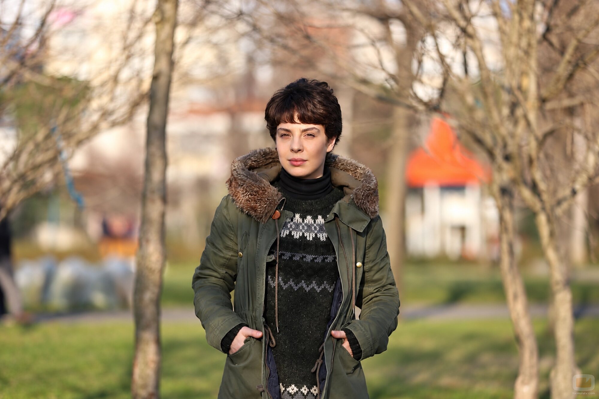 Leyla (Munise Özlem) posa en un parque en 'El compromiso'